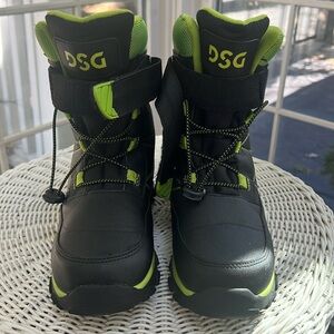 Dicks Sports snow boots. Size 5. Only worn one time.